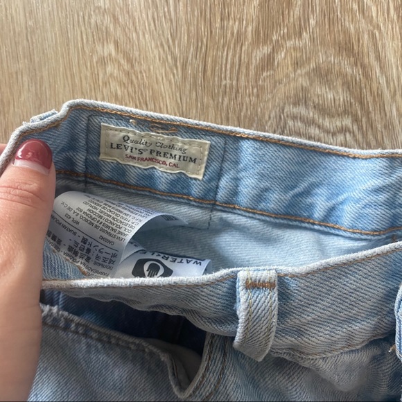 2 Levi cut off Jean shorts - Picture 4 of 7